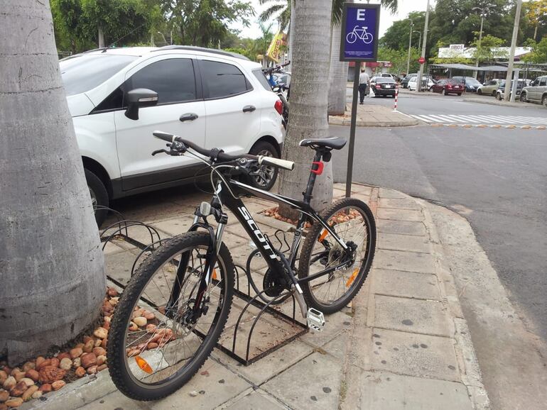 Una bicicleta asegurada con candado en el estacionamiento del shopping del Sol. Una cadena de buena calidad es clave para hacer paradas en el camino.