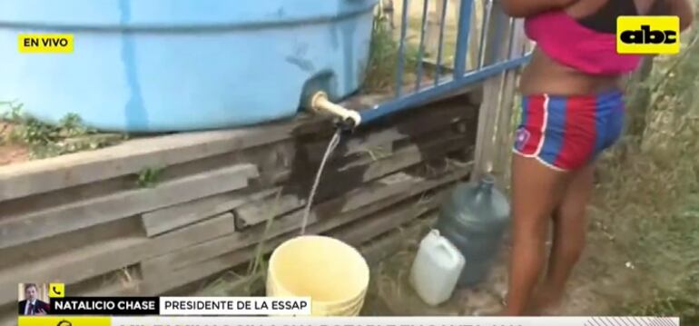 Pobladores del Bañado Sur buscan desesperados el vital líquido. (captura de ABC TV).