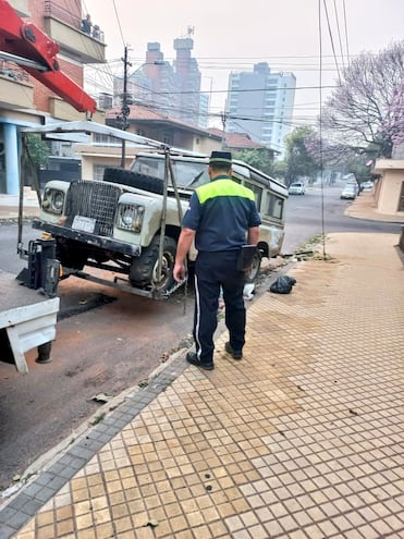 Comuna retira vehículos chatarra de la vía pública.