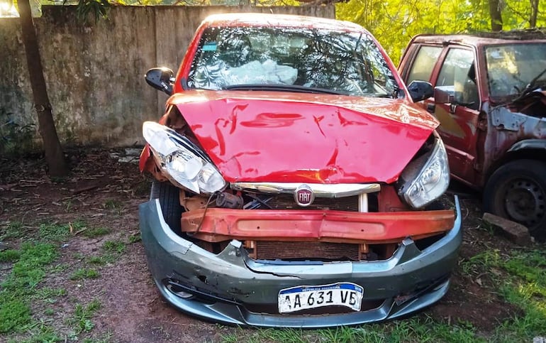 El automóvil Fiat quedó con importantes daños en la parte frontal.