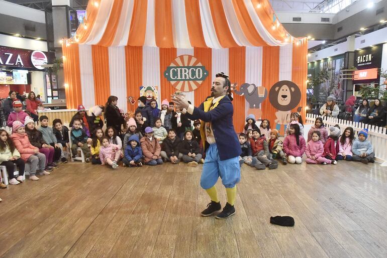 Numerosos niños participaron del circo montado en el Shopping Mariano.