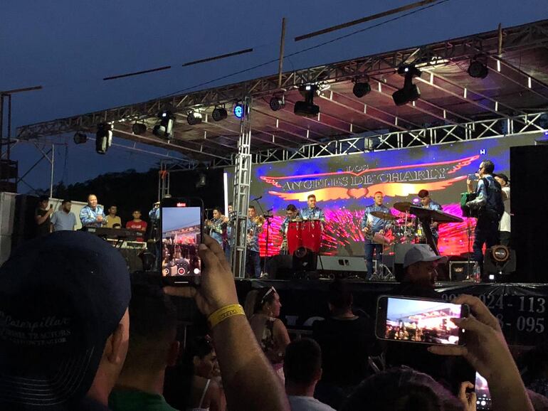 En Laguna Blanca la multitud vibró con gran recital de artistas en el inicio del año