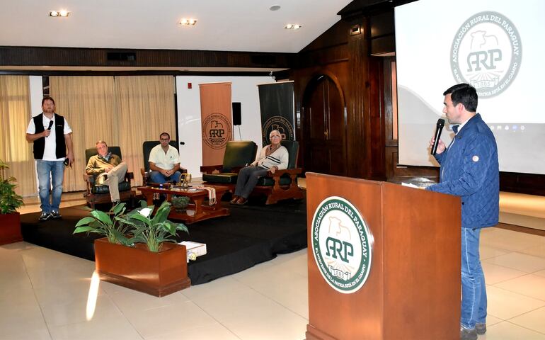 El presidente de la ORZAP/ARP, Dr. Manuel Rodriguez Ferrer, moderando el debate en el conversatorio sobre el Sistema de Identificación Animal del Paraguay (SIAP), en la Rural.