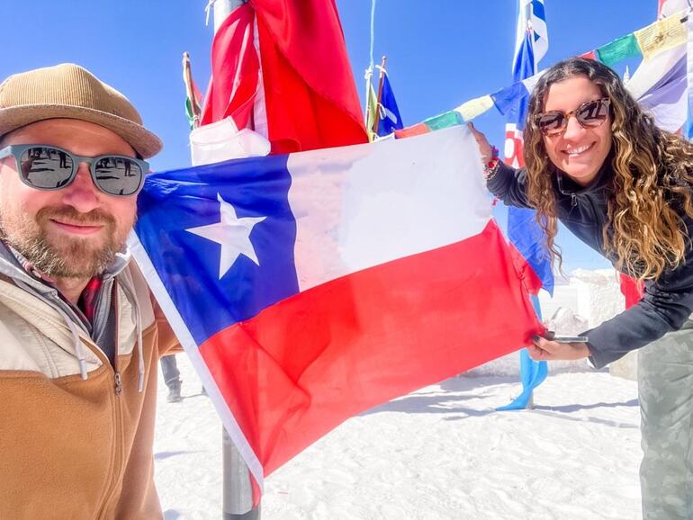 Con la bandera chilena en el salar de Uyuni, Bolivia.