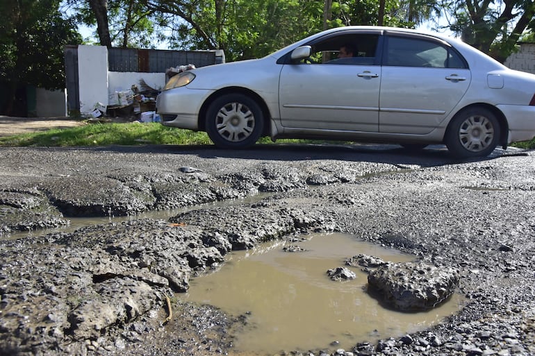 Enormes baches "adornan" las calles del barrio de Itá Enramada, Asunción.