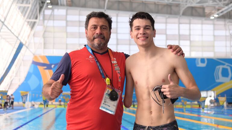 Rodrigo Hermosa (d) y su entrenador el profesor Édgar Garcete. GENTILEZA