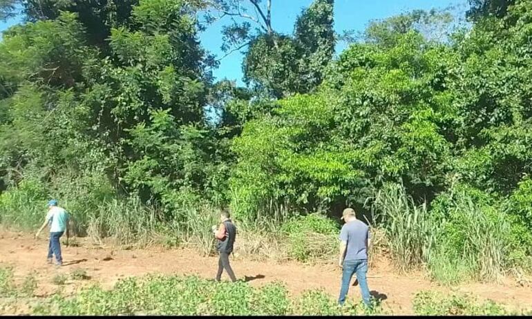 Aseveró que luego de una intensa búsqueda realizada por los vecinos y algunos familiares, fue encontrado en un bosque ubicado aproximadamente a 1500 metros del sitio donde se encontraba trabajando luego de seis horas de estar desaparecido.