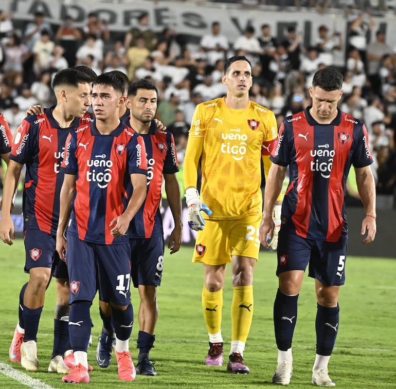 El capitán de Cerro Porteño, Roberto Junior Fernández (36 años), abandona el campo de juego con sus compañeros tras la derrota sufrida en el clásico contra Olimpia por 2-1, en el Defensores del Chaco.