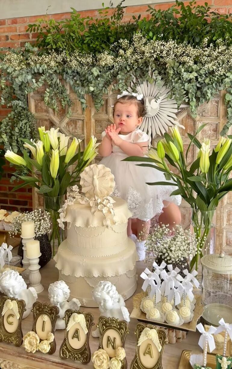 ¡Pura ternura! Luciana Storrer Acosta el día de su bautismo. (Instagram/Majo Acosta)