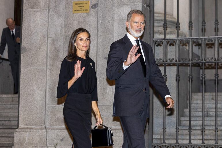 Los reyes Felipe VI (d) y Letizia (i).