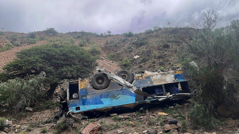 Fotografía cedida por la Policía Boliviana de un autobús accidentado este lunes, en Potosí (Bolivia). Al menos 31 personas murieron y 15 resultaron heridas en Bolivia después de que un autobús de transporte interprovincial cayó por una hondonada de unos 800 metros tras salirse de la carretera, en la región andina de Potosí, informó la Policía.