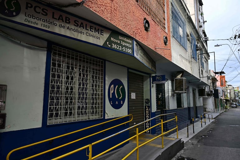 La fachada del PCS Lab Saleme aparece después de que las autoridades ordenaron la suspensión de sus actividades en Nova Iguaçu, Río de Janeiro, Brasil, el 12 de octubre de 2024. Seis pacientes que recibieron un trasplante de órgano dieron positivo al virus de inmunodeficiencia humana (VIH) en el estado de Río de Janeiro, en un caso grave que las autoridades están investigando, informó el Ministerio de Salud de Brasil.