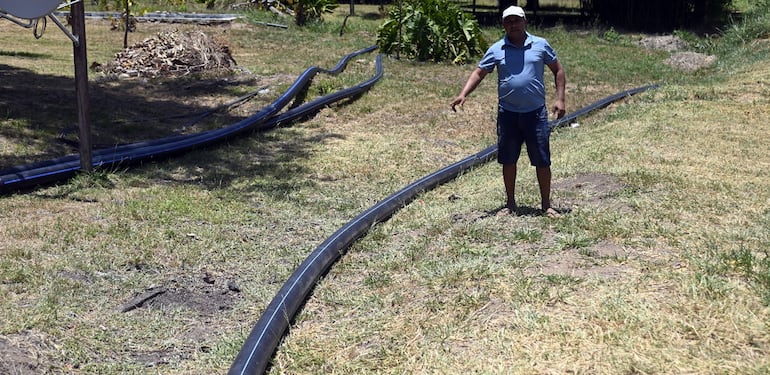 Ismael Candia muestra los tubos de considerable diámetro que fueron instalados en la extensión de cañería desde Zanja Jhu de Atyrá hasta el futuro barrio cerrado “exclusivo” en San Bernardino.