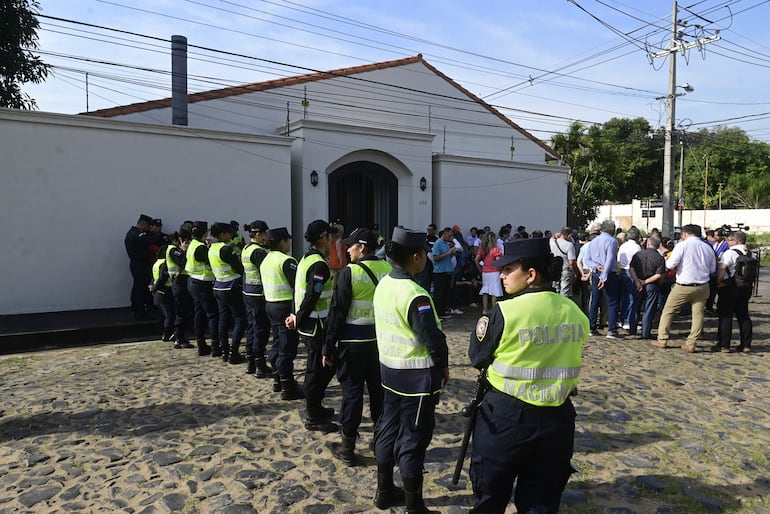 Fuerte custodia policial frente a la residencia de Santiago Peña. 