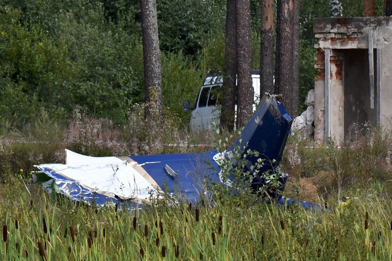 Restos del avión destrozado son visto en Kuzhenkino, región de Tver, en Rusia. 