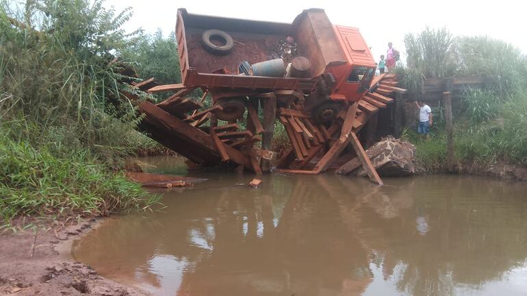 El precario puente de madera no soportó el peso de camión y se derrumbó.