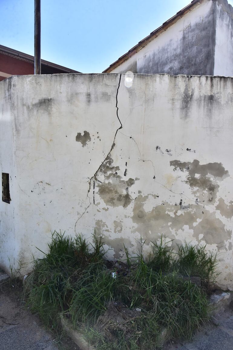 Notable fisura en la pared de la escuela Clara Piacentini de Cacase, en Asunción. 