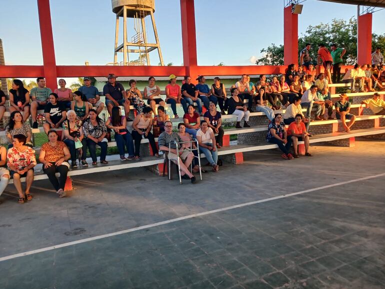 Pobladores de tres compañías del distrito de San Juan de Ñeembucú, decidieron en una reunión salir a las calles para protestar por el mal estado del camino.