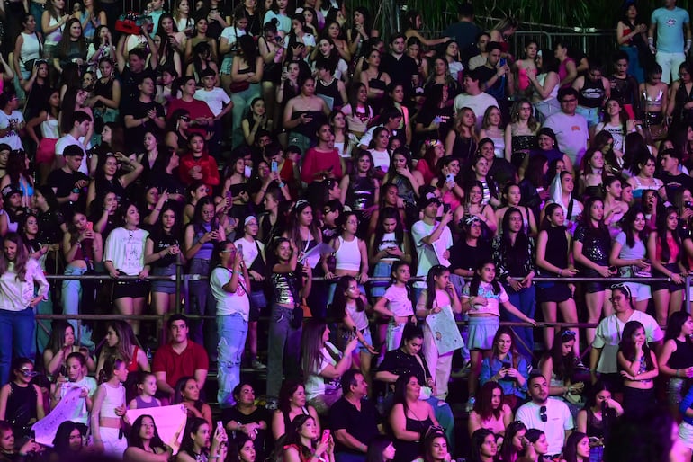 Con carteles, brillos y looks especiales, las niñas y adolescentes estuvieron presentes disfrutando de las canciones de Emilia.