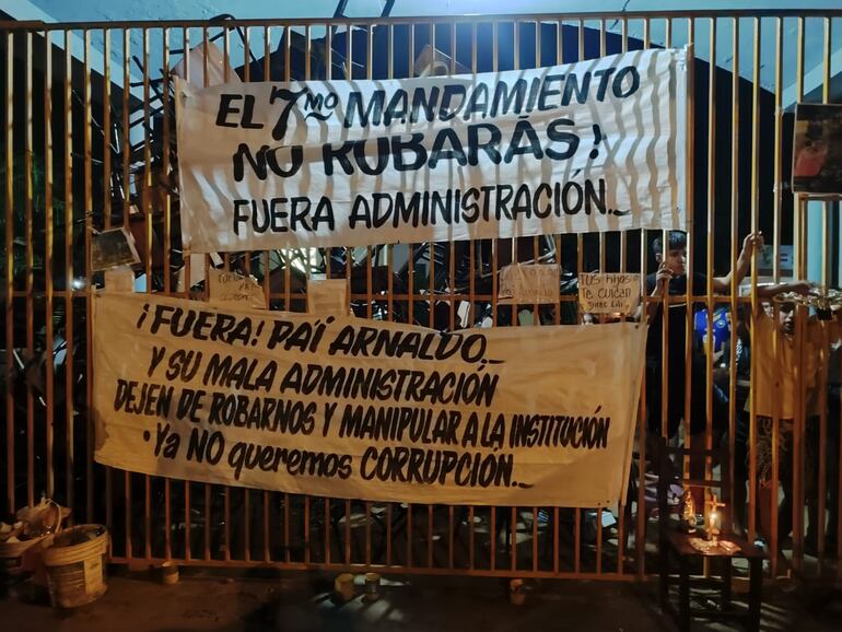 Continúa la toma del Colegio San Miguel Arcángel en protesta por destitución de directora.