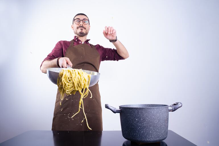 Muchos creen que añadir aceite al agua evita que la pasta se pegue entre sí y con el fondo de la olla. En realidad, esto está lejos de ser cierto.