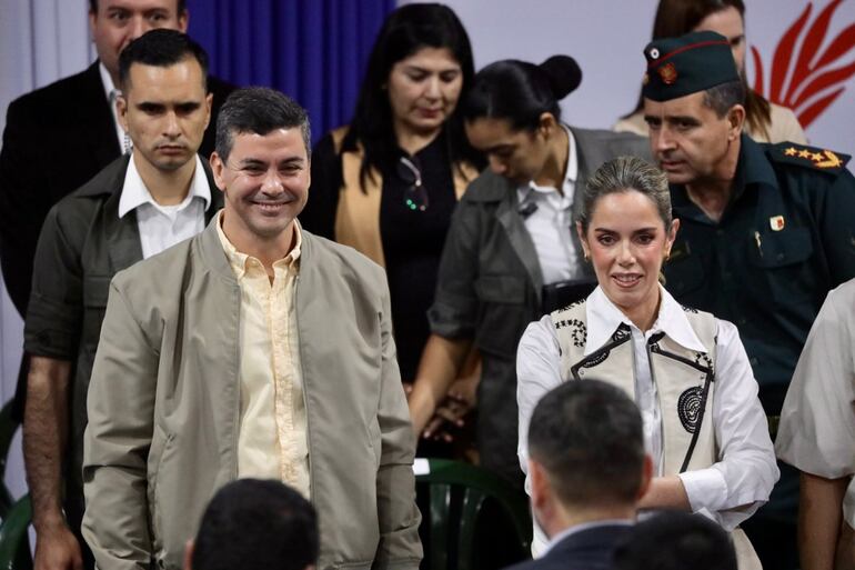 Santiago Peña y la primera dama Leticia Ocampos, reunidos con organizaciones sociales, este miércoles en la Quinta Ykua Satí.