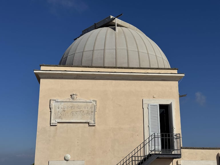 Exterior del observatorio astronómico que los papas poseen desde hace casi un siglo en su residencia estival de Castel Gandolfo, a las afueras de Roma. Dos cúpulas de madera coronan el palacio veraniego de los papas en Castel Gandolfo, un pueblecito romano sobre un volcán extinto. 