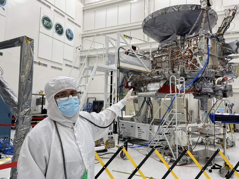 Luis Aguila, ingeniero de ensamblaje de la nave Europa Clipper, la NASA en Pasadena, California (EE.UU.). Europa Clipper, la nave más grande que la NASA haya construido para una misión planetaria, ultima las pruebas de funcionamiento para arrancar en octubre su histórico viaje a Europa, una luna helada de Júpiter y donde se cree que "hay todos los elementos para albergar vida".