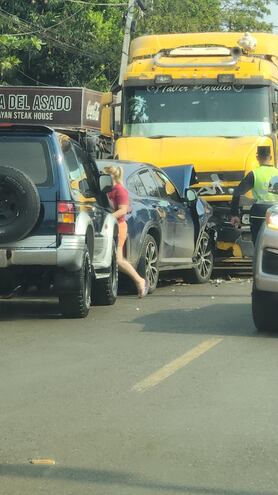 Camioneta BMW chocó frontalmente contra un camión frente a la subestación de la ANDE en San Lorenzo.