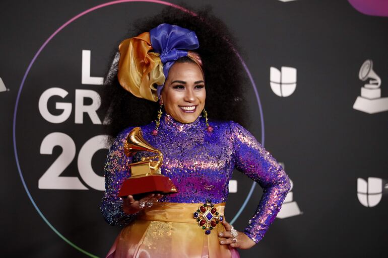 Aymée Nuviola en la pasada entrega de los Latin Grammy. La artista cubana cantará esta noche junto a Tierra Adentro en el concierto lanzamiento del álbum "Ayvu".