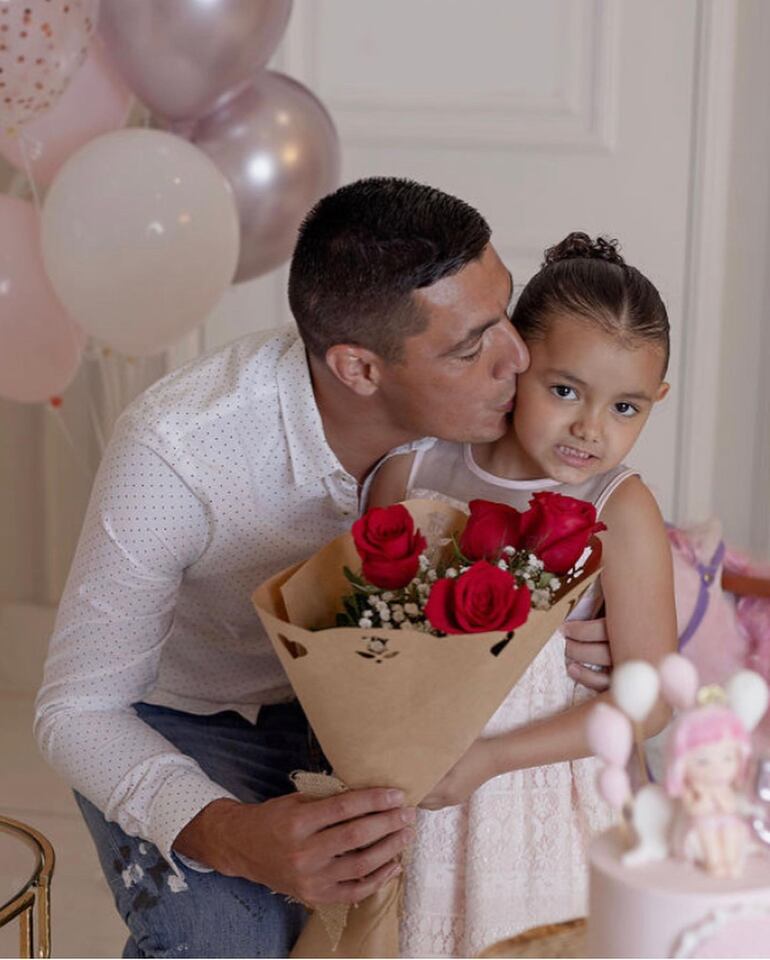 Óscar "Tacuara" Cardozo entregando un ramo de rosas a su hija Julieta Aurora. (Instagram/Tacuara Cardozo)