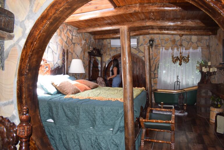 En la cabaña se encuentran muebles instalados de acuerdo con la temática de la vivienda de un Hobbit.