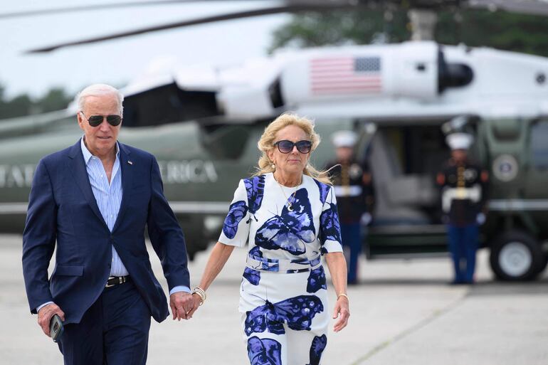 El presidente estadounidense Joe Biden y la primera dama Jill Biden. La legisladora demócrata Alexandria Ocasio-Cortez pide el voto para el presidente estadounidense, Joe Biden, en un anuncio publicado este lunes por la campaña y que se emitirá coincidiendo con los partidos de la Copa América de fútbol.