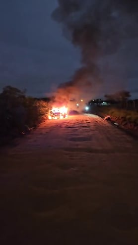 La camioneta incinerada en Limpio que fue robada de la vivienda de un militar retirado, en San Lorenzo.