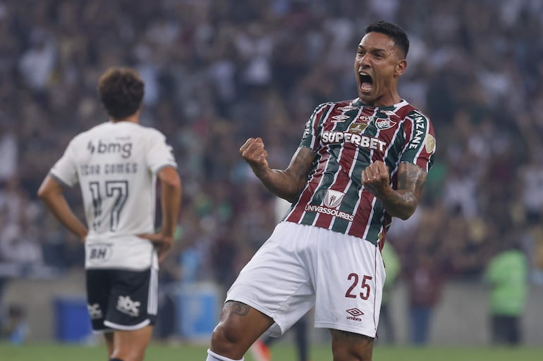 Antônio Carlos Cunha, jugador de Fluminense, celebra el triunfo al final del partido frente al Atlético Mineiro por la ida de cuartos de final de la Copa Libertadores 2024 en el estadio Maracaná, en Río de Janeiro, Brasil.