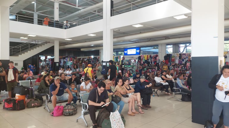 Masiva concurrencia de pasajeros por Año Nuevo en la Estación de Buses de Asunción (EBA).