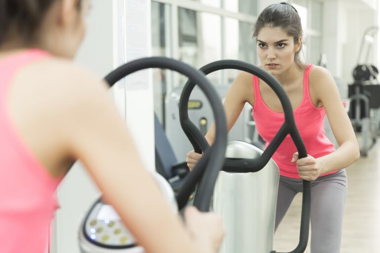 El entrenamiento regular puede ayudar a reducir la grasa corporal y aumentar la masa muscular magra, un factor clave para mantener un peso saludable a largo plazo.