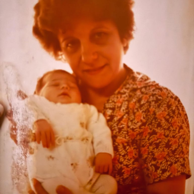 La pequeña Soledad Pastorutti en brazos de su abuela Valeria. (Instagram/Soledad Pastorutti)