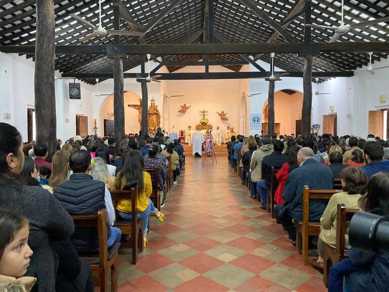 Feligreses acuden en maza a celebrar el día de Santa Maria.