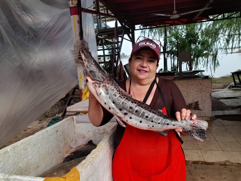 Trabajadores de la zona de Remanso muestran los pescados que están en oferta antes del inicio de la veda pesquera.