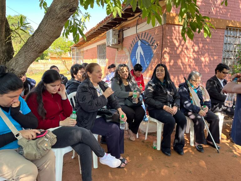 Varias personas participaron del acto, entre ellas la mamá del intendente de Itauguá, Juana Morínigo de Fernández.