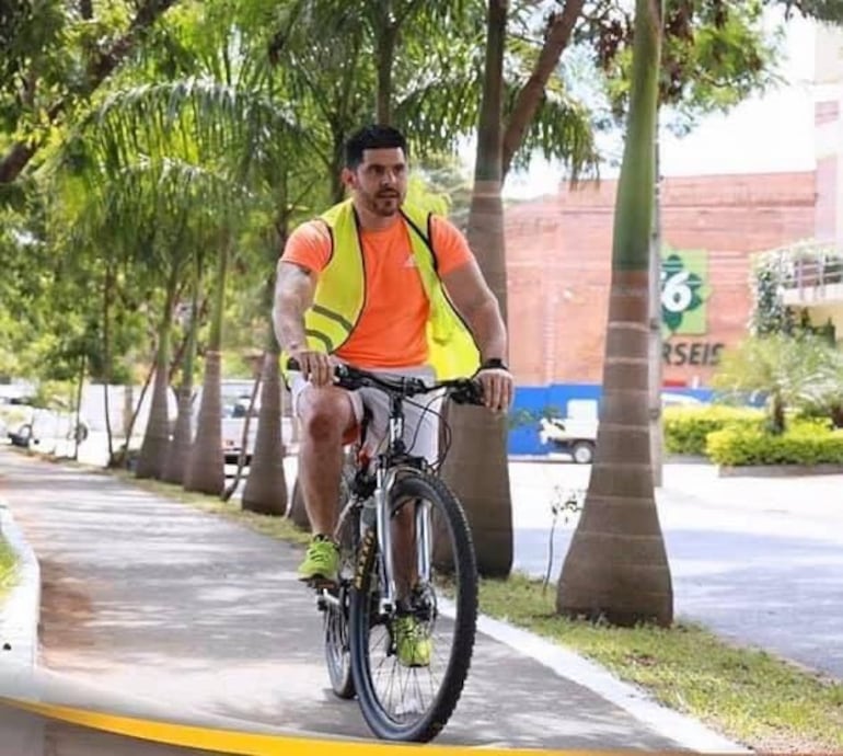 La foto de Nenecho "bicicleteando", reflotó en las últimas horas en las redes, desatando las carcajadas de muchos.