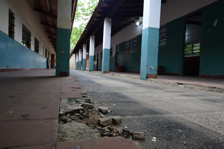 El piso de pabellones del colegio Alvarín Romero también se encuentra en mal estado.