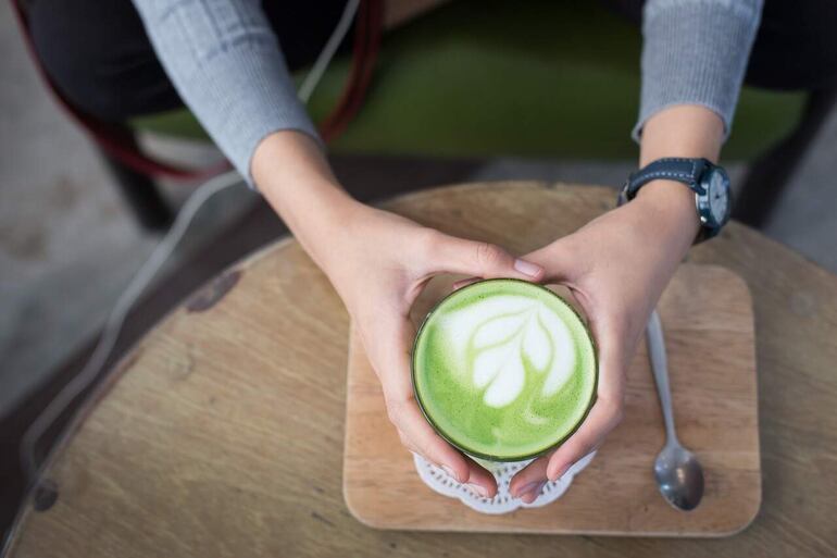 Se ha comprobado que esta bebida contiene hasta un total de 20 veces más cantidad de antioxidantes que muchas de las frutas ricas en estas sustancias, por lo que tomar una taza de té verde matcha al día es una opción increíblemente saludable para el organismo.