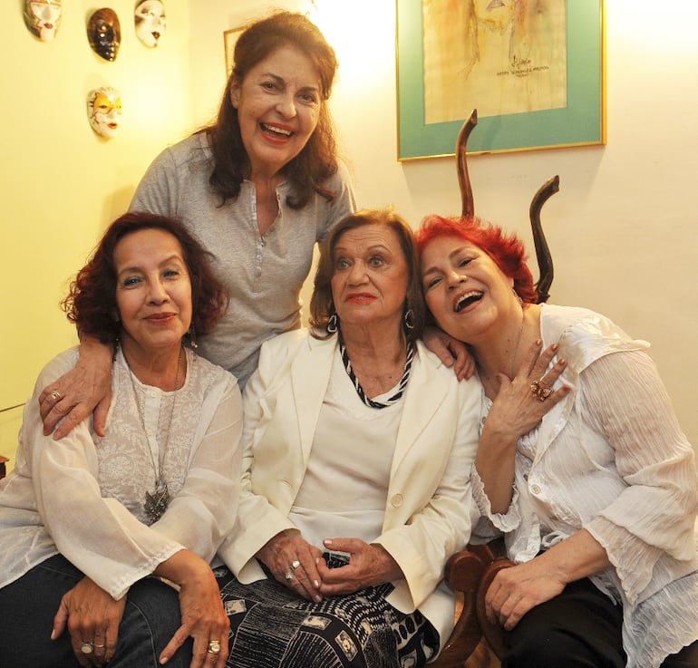 Líber Fernández (parada) junto con las actrices de la película “Felipe Canasto”: Margarita Irún, María Elena Sachero y Hedy González Frutos.