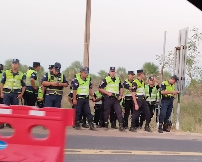 Una gran cantidad de efectivos policiales se encuentra apostados en las cercanías del peaje de la Ecovía Luque-San Bernardino, ante la manifestación de camioneros en la zona.