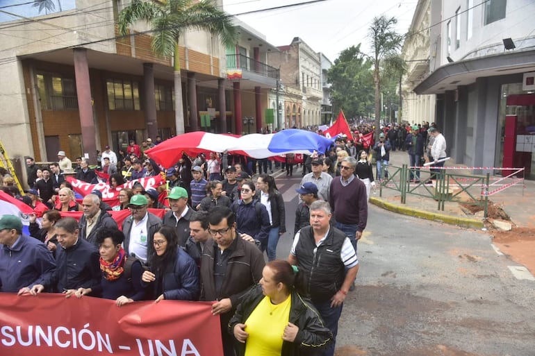 Los docentes se concentraron inicialmente frente al Ministerio de Economía, sobre la calle Chile, y luego marcharon en varias arterias del centro, este miércoles 27/09.