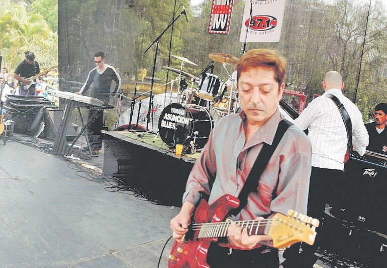 Julio Moura, guitarrista del grupo Virus, durante una presentación en Paraguay en el año 2004.