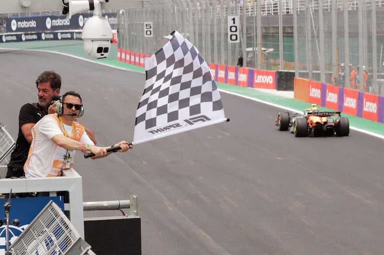 El monoplaza McLaren del inglés Lando Norris es el primer en pasar la bandera a cuadros de la carrera sprint del Gran Premio de Sao Paulo en el Circuito Interlagos, en Sao Paulo, Brasil.