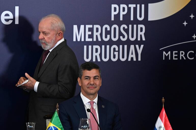 El presidente de Brasil, Luiz Inacio Lula da Silva y  el mandatario paraguayo, Santiago Peña.